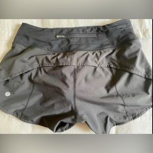 Lululemon, Speed Up High-Rise. 4” lined.